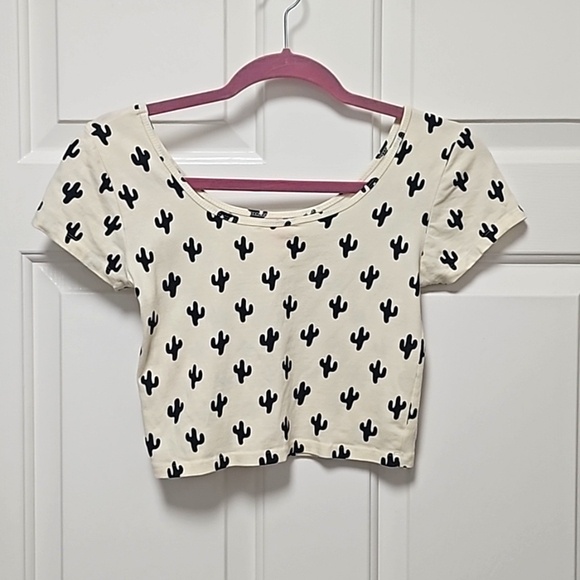 ✨️Cute Forever21 Allover Cactus Short Sleeve Crop Top Size Small - Picture 3 of 6